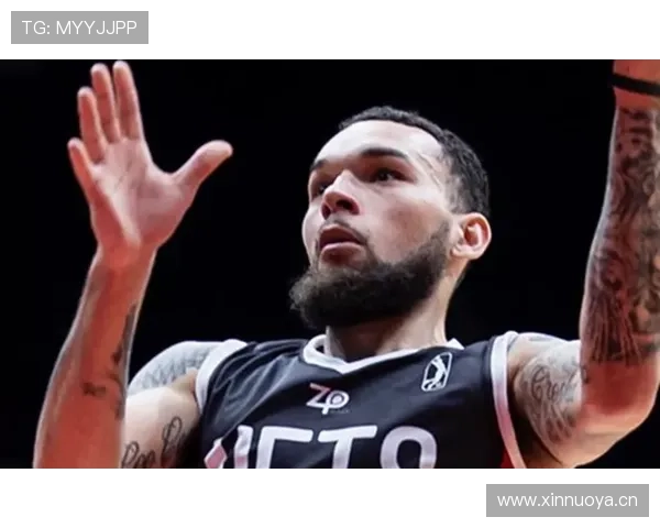 马尔蒂诺执教风格强调控球与高位逼抢，战术体系注重攻守平衡