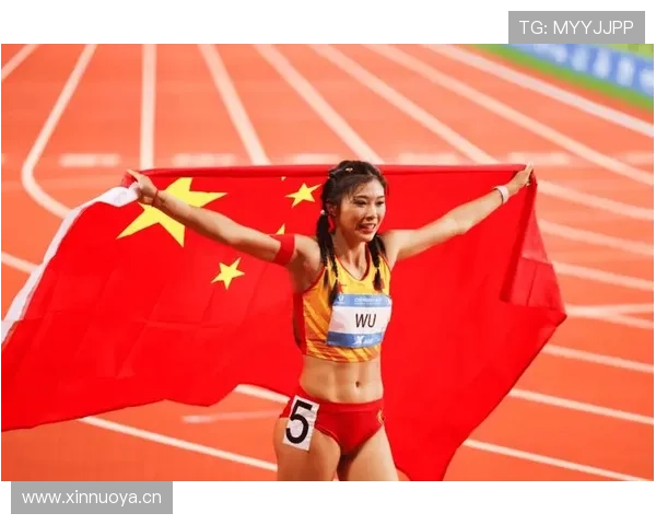 吴艳妮刷完手机穿得比闺蜜还随意，谁信她训练场上那股狠劲？