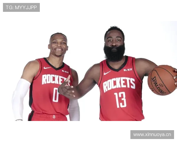 拉塞尔·韦斯特布鲁克街头挎包一堆，那阵仗连我都替银行卡尴尬了