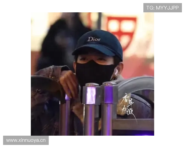 管晨辰穿拖鞋拖着大牌行李走出球馆，我以为走错了片场