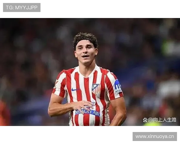 阿尔瓦雷斯晒家常照，沙发后那排奖杯把我房租脸都红了